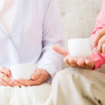 お茶を飲む夫婦