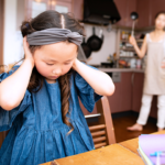 叱りつける母親と耳を塞ぐ女の子