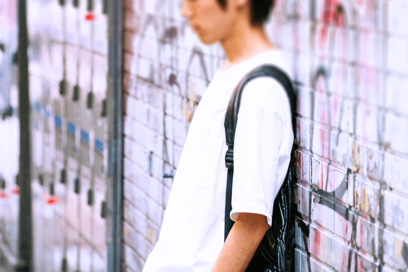 たたずむ少年