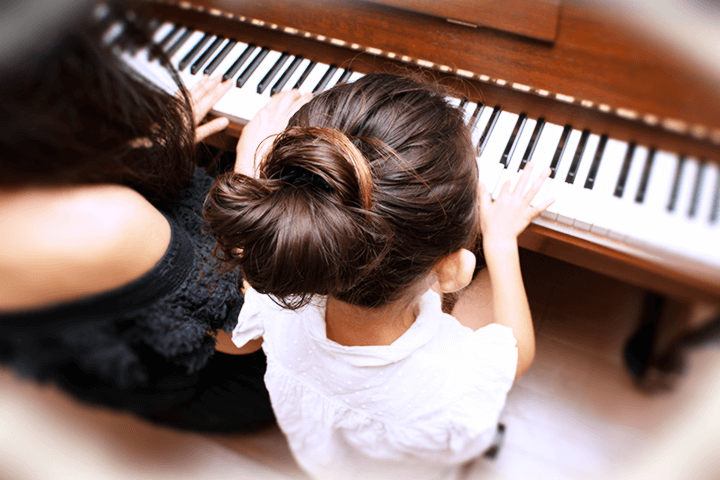 ピアノを習う子ども