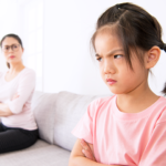 喧嘩をしている娘と母親