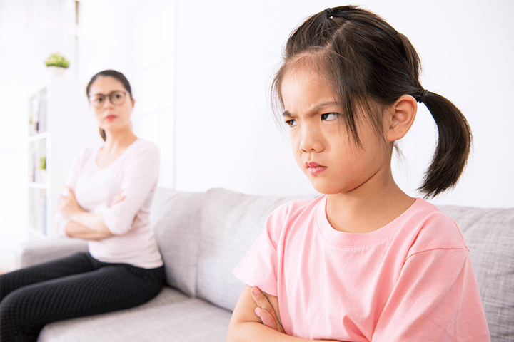 喧嘩をしている娘と母親