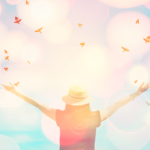 空を仰ぐ女性