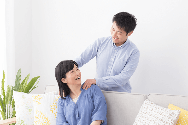 母親の肩をマッサージする息子