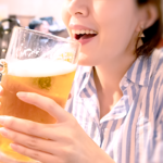 お酒を飲む女性