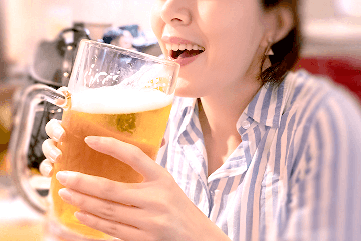 お酒を飲む女性