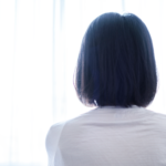 女性の後ろ姿