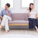 赤い糸で結ばれたカップル