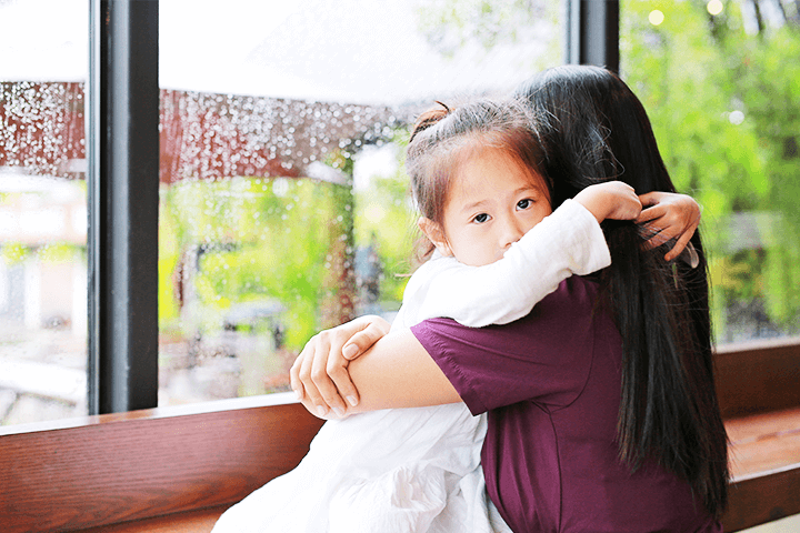 抱き合う母と娘