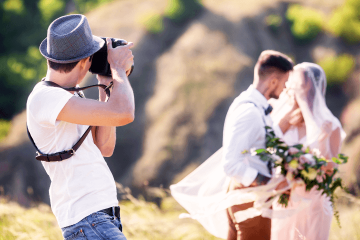 結婚式を撮影する男性