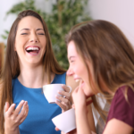 笑い合う二人の女性