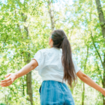 自然の中にいる女性