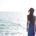 海を眺める女性