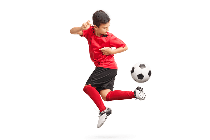 サッカーをする少年