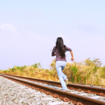 線路を走る女性