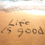Life is goodと書かれた砂浜