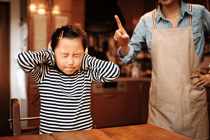 子どもを叱る母親