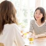 会話する女性