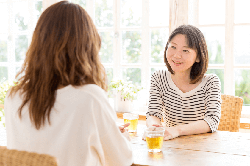 会話する女性